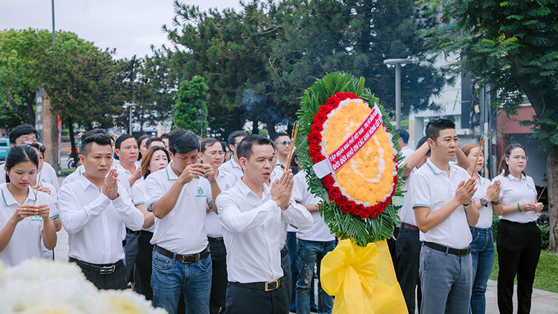 Ông Trần Cao Khải – Tổng Giám Đốc Tập Đoàn Nhà Phố Việt Nam cùng tập thể thành viên tập đoàn tại trụ sở Hồ Chí Minh đã đặt vòng hoa, kính cẩn dâng hương, thể hiện lòng biết ơn vô hạn những người con ưu tú của dân tộc đã anh dũng hy sinh vì độc lập tự do của Tổ quốc